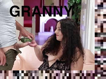 Granny relaxes when young guy slams her pussy with passion