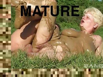 Mature amateur granny gets fucked silly in a messy outdoors foursome action