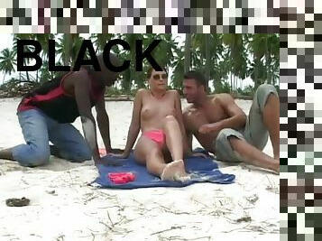 Jessica Fiorentino gets her ass destroyed by two black dudes on a beach