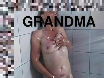 Horny grandma loves pleasuring her pussy while taking a bath