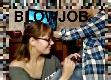 Blowjob for a gamer from an amateur girl