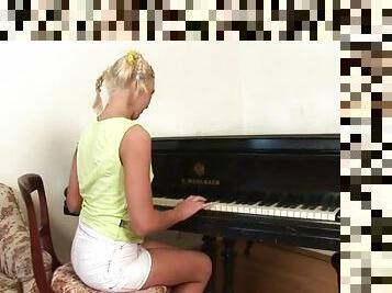 Sandra Learns Piano & How To Treat Meat