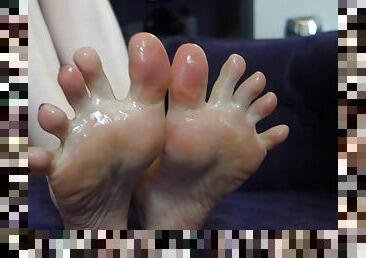 Oily food fetish fun with a close up of her sex toes