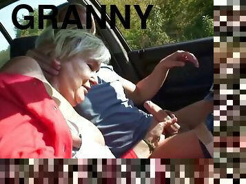 vieux, granny, gangbang, voiture, jeune-18, plus-agée, vieux-jeune