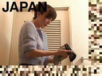 Japanese babe pissing in the bathtub and sucking a cock