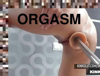Squirting orgasm fuck machine anal