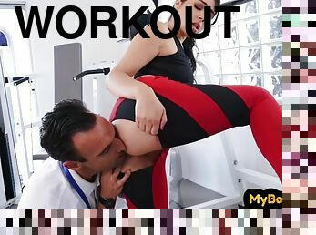 Gym babe with big ass fucked by trainer after workout