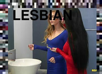 Dark haired lesbian seduces her slutty blonde roommate