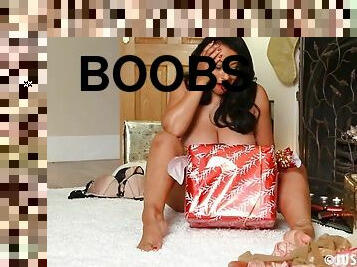 Top Latina in her 50s shakes them boobs in elegant cam seduction
