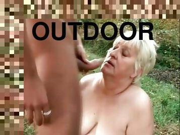 He bangs fat old slut outdoors