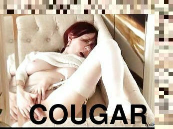 Cougar pussy rubbed to orgasm