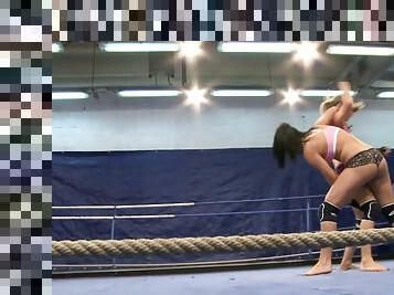 Gorgeous Wrestlers Have A Hot Lesbian Scene