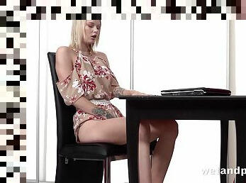 Remarkable solo in pissy kinks for a blonde with amazing forms