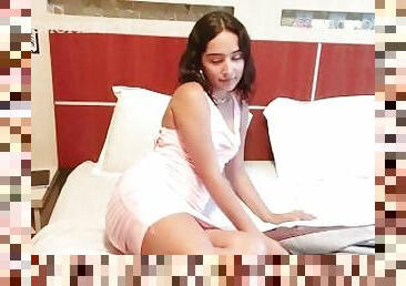 Estudiante se pone cachonda y me pajea con su pie. LATINA CULONA 19 AÑOS