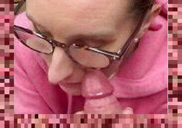 lunettes, amateur, fellation, ejaculation-sur-le-corps, voiture, sur-le-visage, ejaculation, blonde