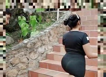 Latina culona llega a un acuerdo con su entrenador para que le follen el coño - Porno en español