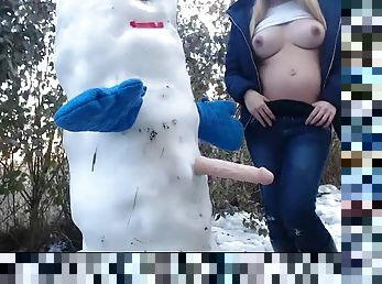 Slutty girl lives cam porn with the snow man