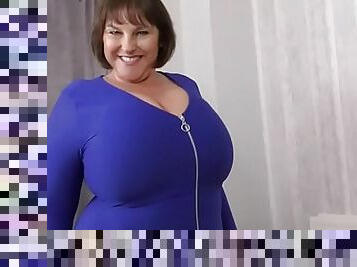 BBW MILF in blue dress show her huge tits and masturbating