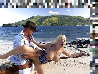 Outside sex at the beach is amazing adventure for Tarra White
