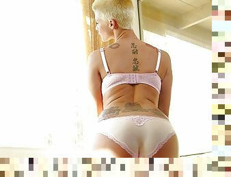 Short-haired blonde Joslyn James blows and gets facialed