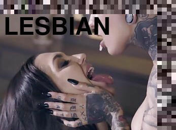 Tattooed chicks Jessie Lee and Rocky Emerson lick each other