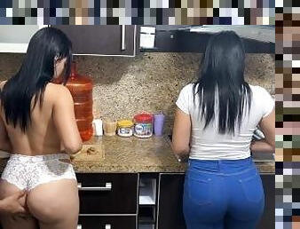 Hijastras Hermosas de 18 Años Cocinando Porque Deben de Darles de Comer a su Padrastro