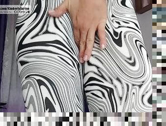 camel toe in leggins my pussy feels wet / In Leggings wird meine Muschi als Kamelfu dargestellt