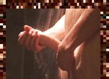 Teen masturbiert in der Dusche nach dem Training. [CloseUp]