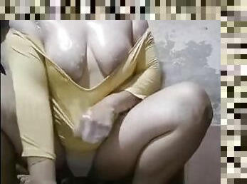 BUSTY PINAY NALIBUGAN HABANG NAGLALABA-PINAY VIRAL