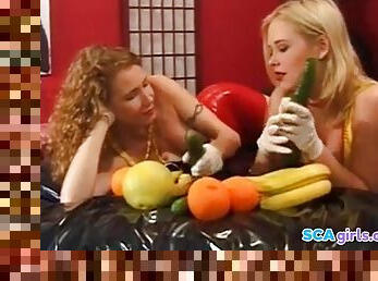 Danske lesbiske har det sjovt med Frugt - Dina og Jessica