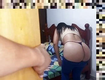 Hermosa Madrastra Probandece su Nuevo Pantalón Jeans le Queda Apretado por su Gran Culo