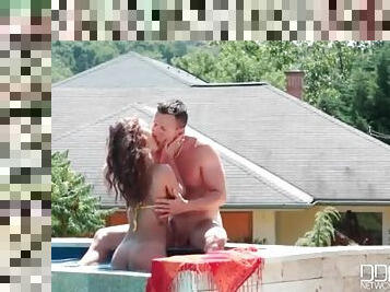 Poolside blowjob in the sun from a bikini babe