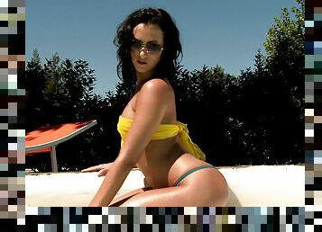 Black-haired bitch with sunglasses dildoing her muff