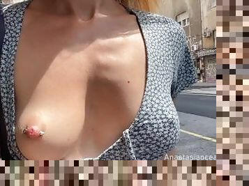 gros-nichons, mamelons, en-plein-air, public, salope, seins, exhibitionniste, clignotant, seins-nus