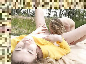 Nude blondes love the outdoors and the softcore they share