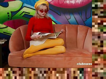 Sweet blonde tries masturbation on cam in very elegant couch scenes