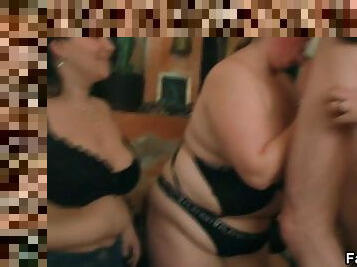 tetas-grandes, gorda, orgía, regordeta, sexo-en-grupo, regordeta-chubby, club