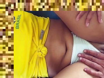 Brasileirinha delícia dando a bucetinha com a calcinha branca de ladinho