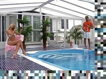 Poolboy and the bikini girl have blistering hot anal sex