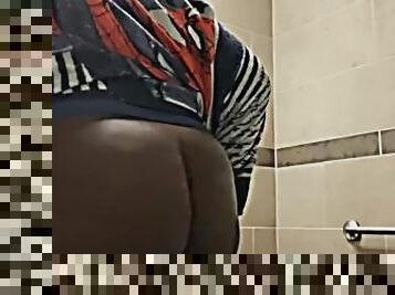 Thick Femboy Shakes & Twerks Ass