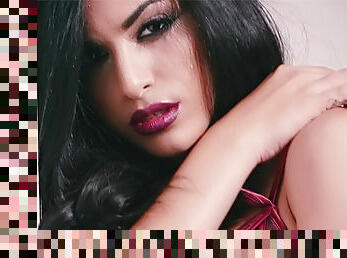 Hot brunette Roxann Celeste in sexy HD video