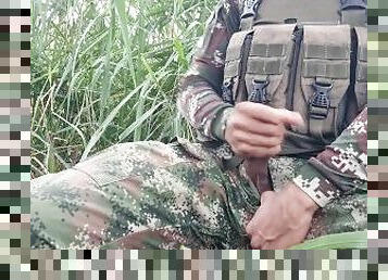 Militar colombiano, su semen es abundante, esta de guardia y no duda en masturbarce