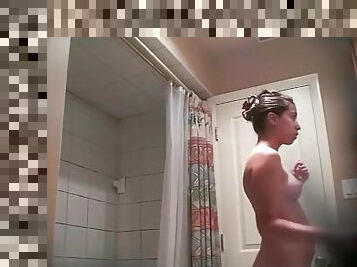 Amateur with a nice ass strips for her shower