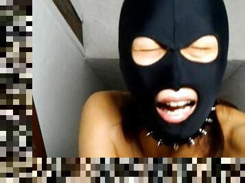 Une soumise Asiatique en résille jouie et prend une fessé dans un club BDSM