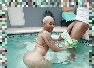 Hardcore fucking in the pool with short hair babe Thick Ass Daphne