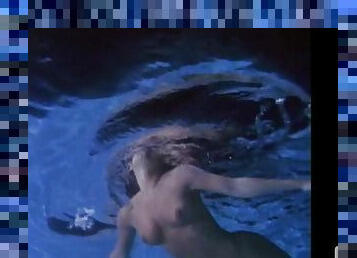 Pretty girl Anna Nicole Smith strokes her awesome wet body