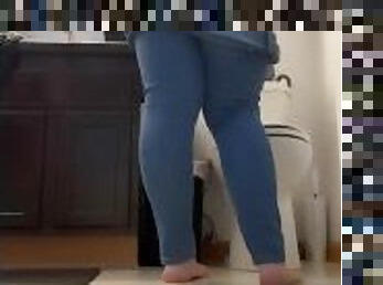 pisser, milf, maman, belle-femme-ronde, pieds, point-de-vue, serrée, fétiche, jeans, blanc