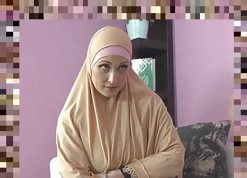 buxom muslim lady knows how tu suck a dick