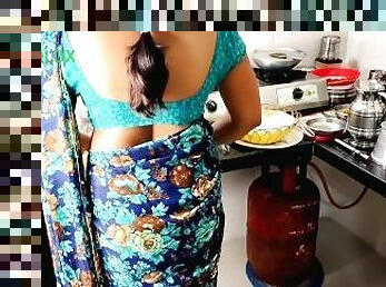 Kitchen me chupke se ghus kar suri kiya