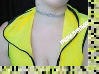 Yellow Top Quick Cleavage Tiddy Tease: Boob bouncing - natural tits -